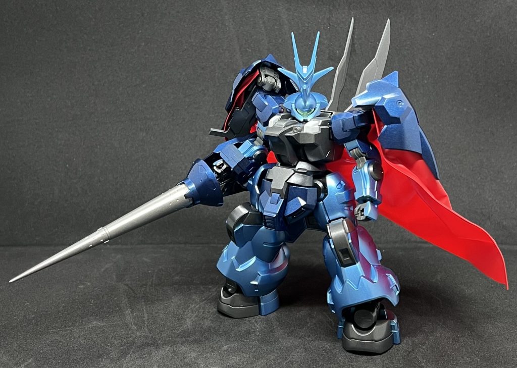 デザインがそもそもいい感じなので、外見は角を若干削るくらいしか手を加えていません。バトルランスは趣味で握らせています。マントも趣味です。