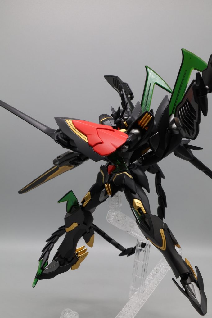 シールド&ゼイドラソード構えポーズ。煌ギラーガの腕にうまく取り付けできなかったのでネオジム磁石を仕込みました。我ながらうまくいったと思ってます。