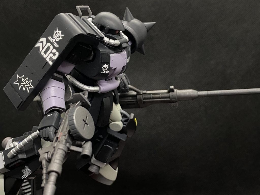 マッシュ機制作ストーリーに貼ってましたザクマシンガンのショートバレル、ジャンクから見つけたHGUCヅダの対艦ライフルを持たせてます