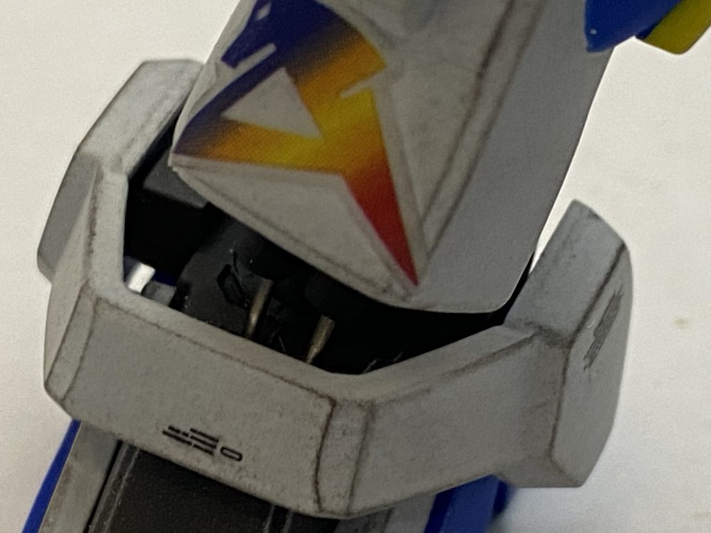 足の付け根には金属パーツでサスペンションを再現