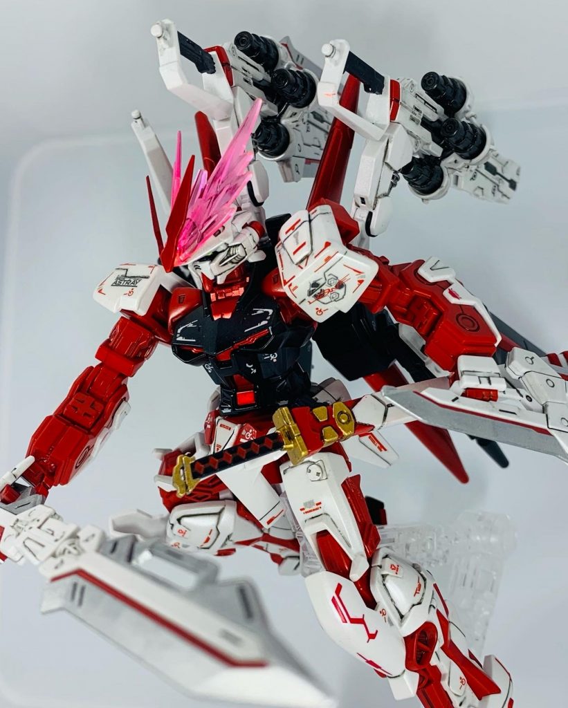 肩部分が大きくあまり好きになれなかったのでギリギリまで削りRGレッドフレームに近い形にして、RG用のデカールメインに貼りました。 物足りない部分はアシタのデカールで補いました。