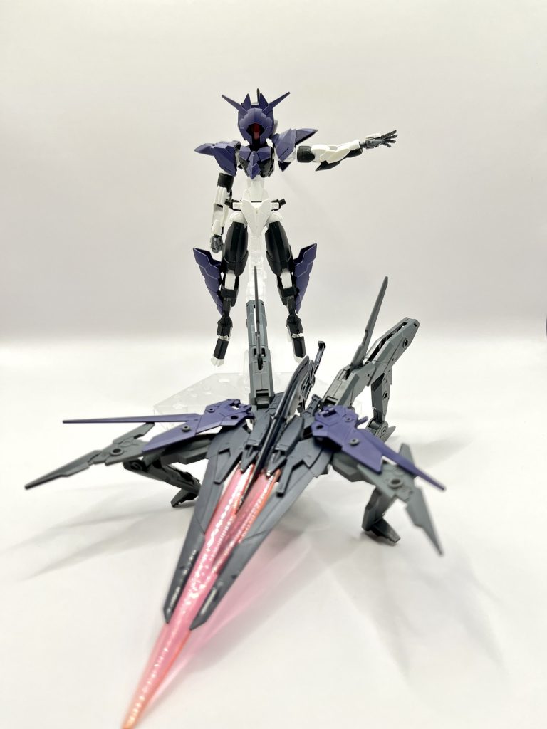 QUEN・Bと共に行動するB・U・G。QUEN・Bの単体での性能は低い。B・U・Gの性能上、QUEN・Bのパイロットは固定されていない。ちなみにB・U・Gは移動の際は”ジャンプ”して動く。