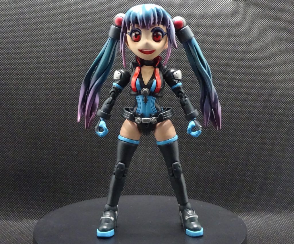 ベースのアリスです かなり大型の頭部と髪はパテによるフルスクラッチなので申し訳ない感がありますが 前髪 後ろ髪 顔と目は別パーツで作っているので型取りしてパーツ複製 視線や表情、髪型を変えた展開ができないかと考えます この大きな頭部に合わせ手足をかなり短く詰て調整 両肩にボールジョイントを埋め込み可動範囲を広げました 抜けやすかった肘関節のボールジョイントは、腕に横の回転軸あるのに肘をボールジョイントにする意味ないのでは?と思って横方向の回転はオミットする決断をして真鍮の軸を通し絶対抜けないようにしてやりました(;^ω^) 合体時ハイゴッグの腕を支えなばならないのでキットのままでは絶対に無理っすね この子は今後ほかのMSとも合体できないかと考え各部に、とりあえず12個ほど磁石を仕込んでおきました