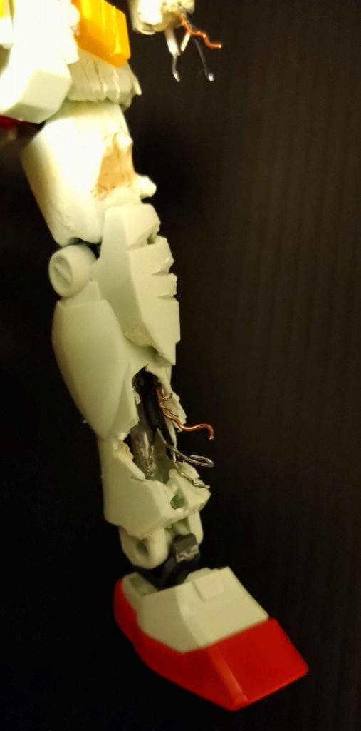 左手・左足にはこんな感じで配線の切れ端入れてます。