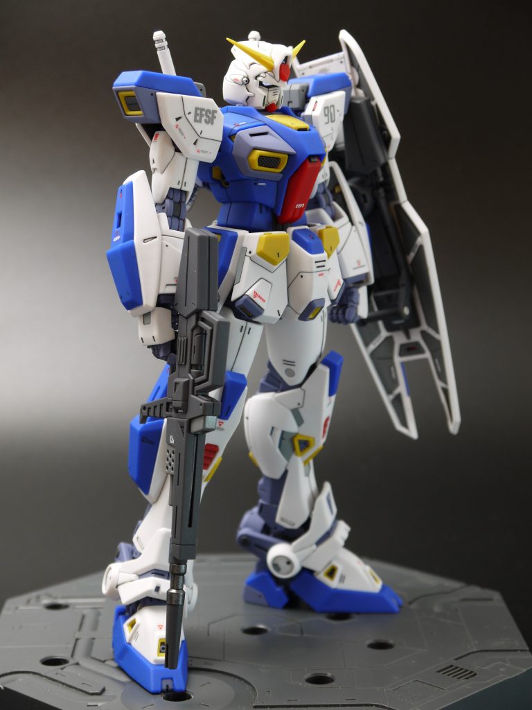 ミニグラマーで非常に出来の良い本キットですが、顔が少しブサイクなのでマスクを中心にシャープにしました。肩まわりがスカスカに見えるので、ハードカバーにフレーム状のブロックを追加しています。また、少し幼児体型なので、モモの付け根で足を2mm延長しています。本体は部分塗装+ツヤ消しトップコートの簡単フィニッシュで仕上げています。