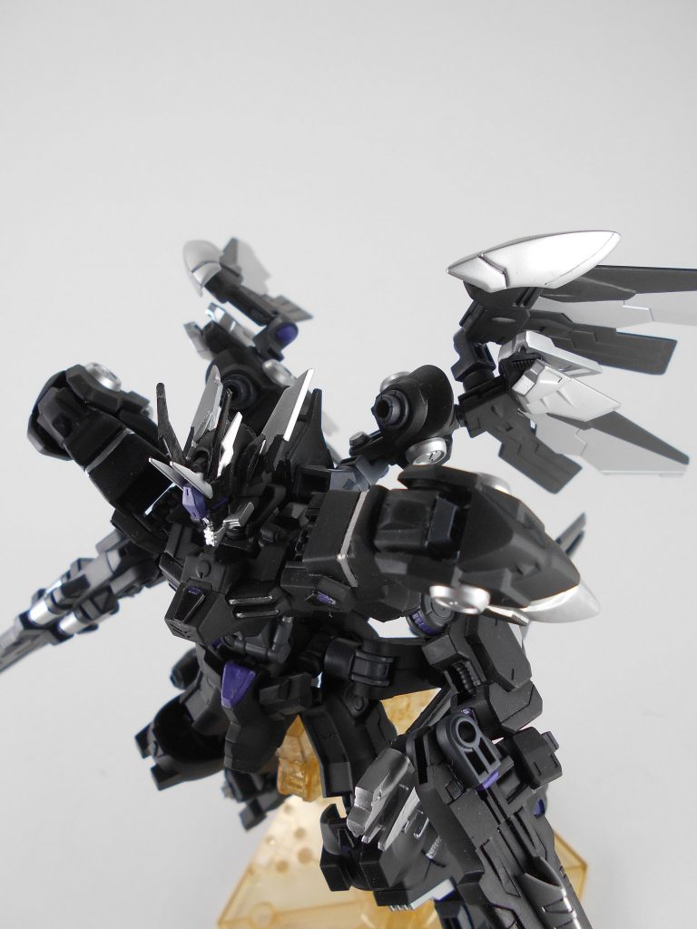 バックパックビームガン、「スーアロ」。フェニーチェの肩部をバックパックに使用しているため、ビームガンとして使用できます。角度の関係上正面には撃ちづらいですが、上や突撃時に奇襲出来ます。「スーアロ」はギリシャ語で「陰流」のアナグラムです。