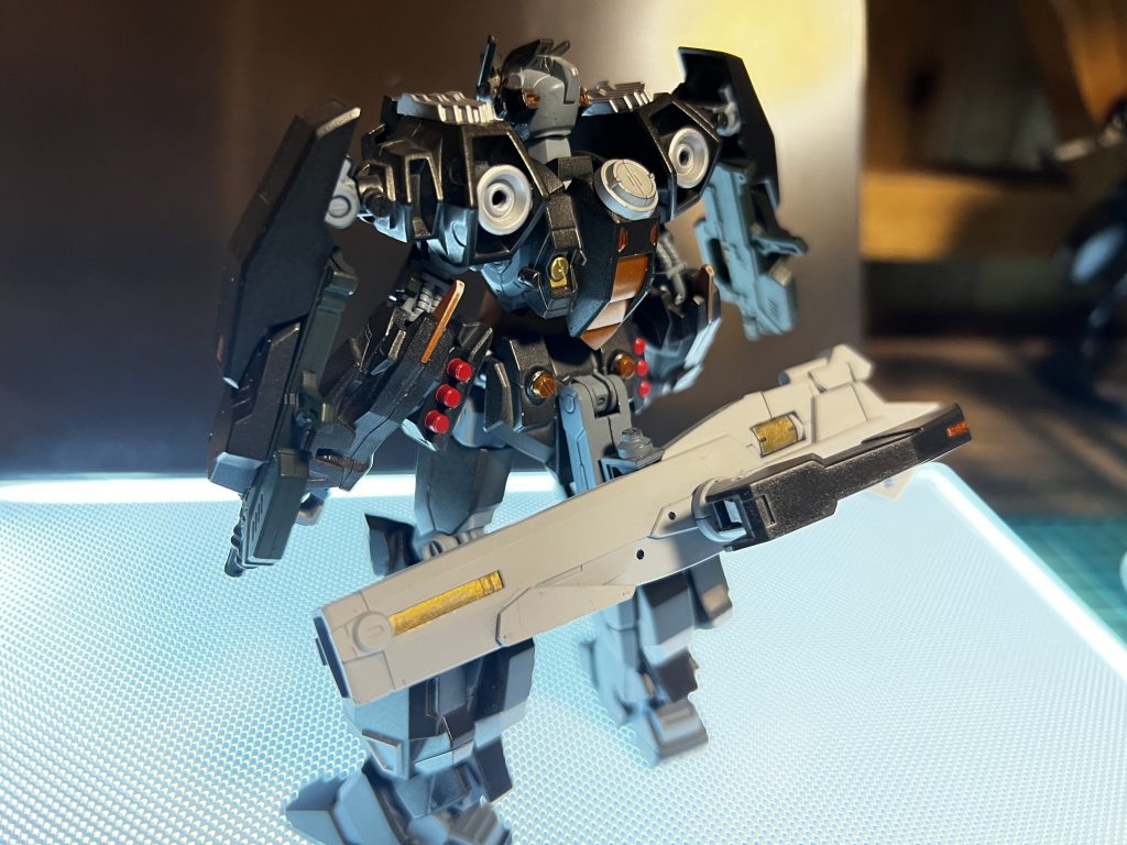 背部はこんな感じ後ろに武装懸架ラックを装備して先ほどの武装二つを装備