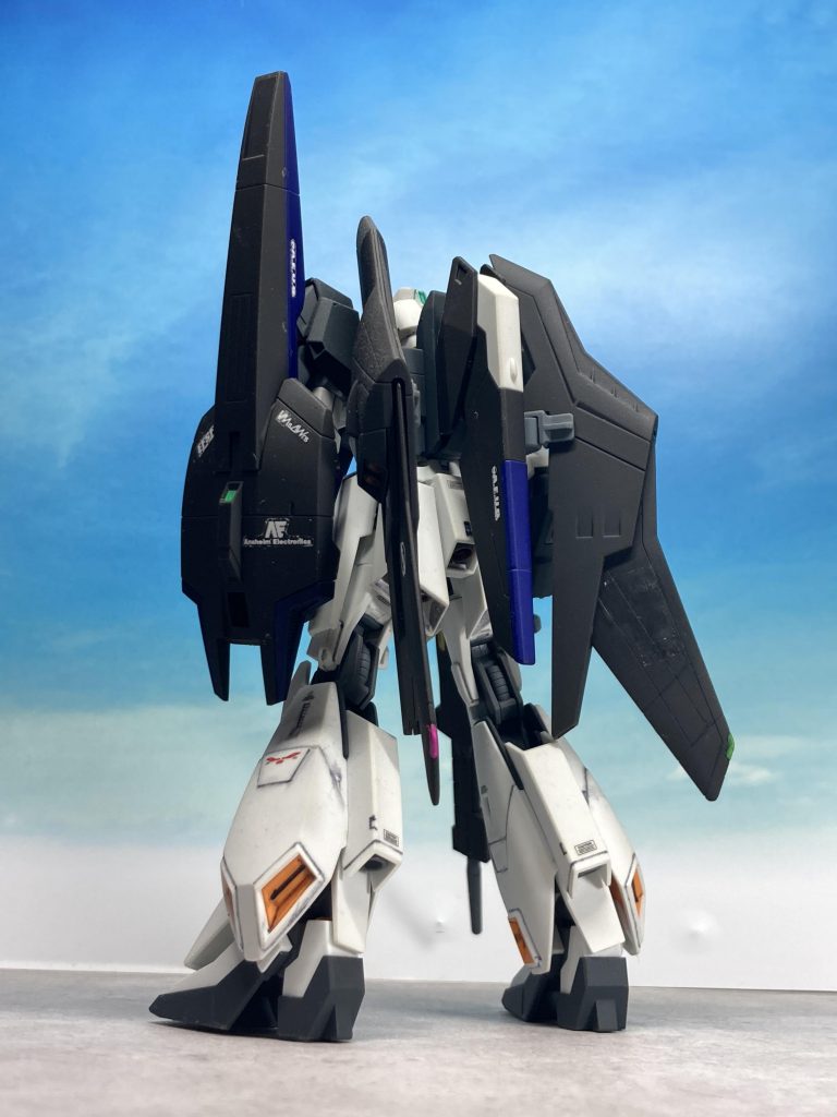 翼の先をちょっとナビゲーションライトっぽくマーカーで塗りました。