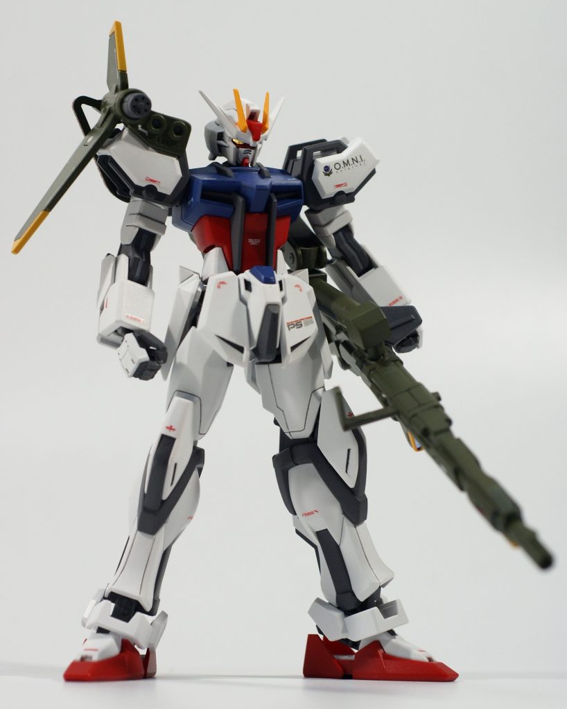 改修内容は次の通りです。・コレクションシリーズのアグニ、ジャンクの肩パーツを使用してランチャーストライクに。・握り拳、右手の平手を追加。・ツインアイなどのセンサー類にラピーテープを使用。・背面バーニアにラピーテープを使用。・上記の二つは光の反射で発光しているように。・アグニの持ち手を他のパーツに変更。・バックパックにスモークディスチャージャーを追加。・エッジ出し。・モールドの掘り直し。