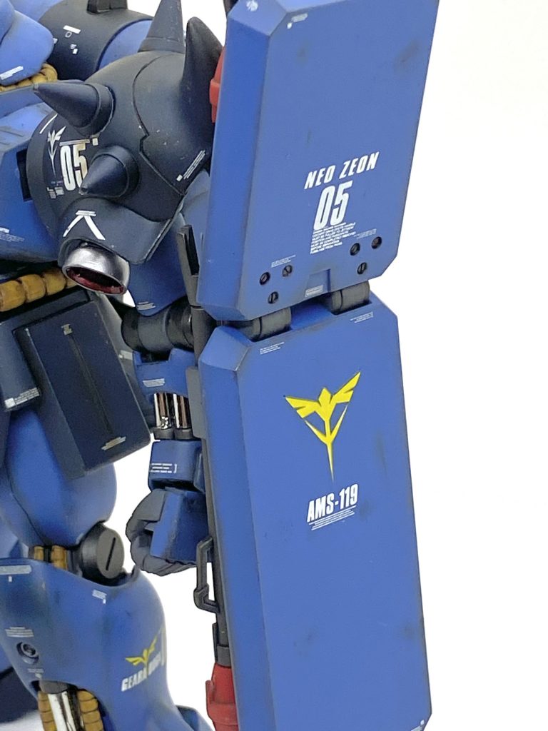 シールドはエッジだけでなく、真ん中にも少し汚しを施して歴戦の勇士の機体をイメージしました。