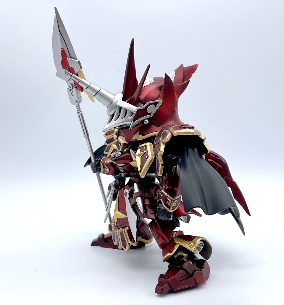 腕はクシャトリヤ。足はサザビーの物を延長して、全体的にかなり大きくなりました。