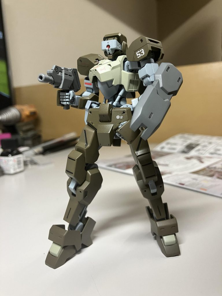 付属のライフルは両手持ち出来ないくせにデカ過ぎると感じたので、切り刻んでハンドガン風にしました。