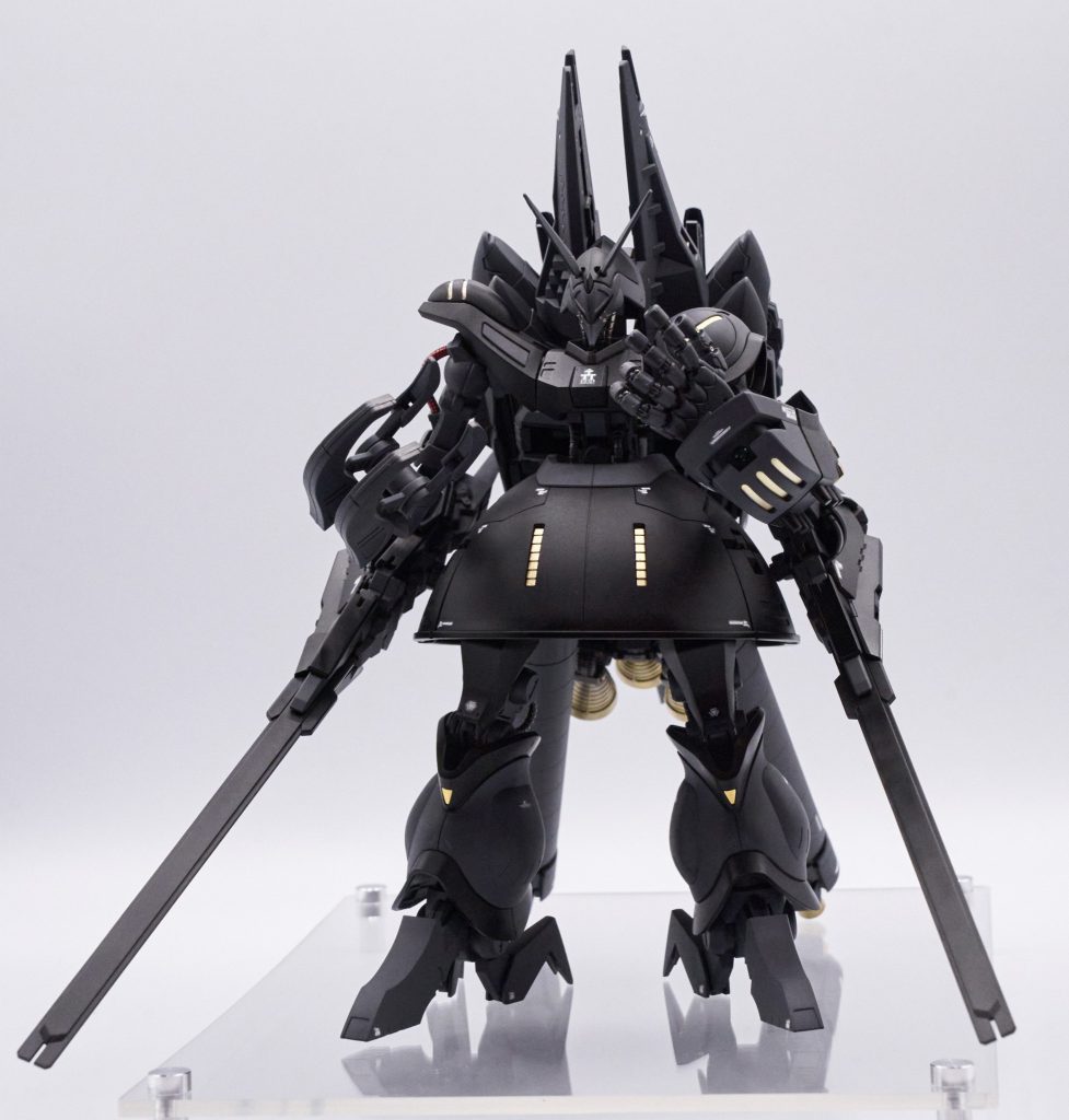 左手パーツはRGジオングから流用しています。スカートのパネルラインはスジボリで追加しています。