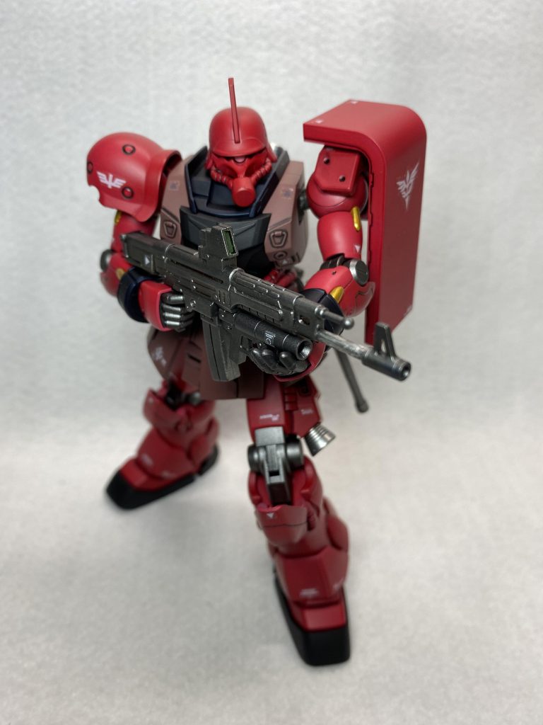 シールドで身を守りながら撃つイメージで、左右の肩を入れ替えてます。