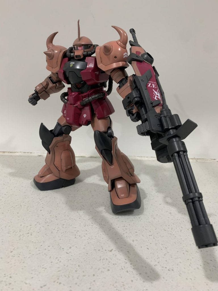 シールドガトリングを考えた人は本当に凄い。攻防一体の胸熱武器です。もっと男くさいパイロット専用の方が似合うかな？とも思いましたが、黒い三連星用にゲルググを黒くした後だったのでこちらのグフカスタムは赤くしました。ご観覧ありがとうございました。