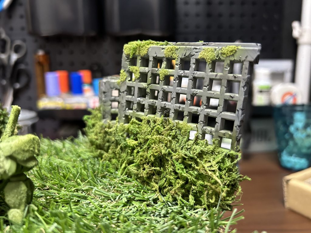 アフター。スタイロフォームで作ろうと思いましたが時間かかると思いビルのおもちゃ売ってないかなぁなんて探してるうちに視界に入りました。ダメージいれてタミヤの墨入れ塗料で少し汚してます。根元のグリーンモスも100円。