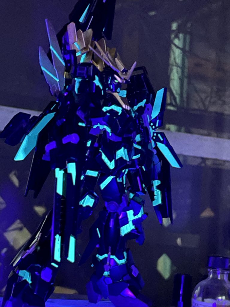 蛍光塗料なのでUVライトで発光します👌