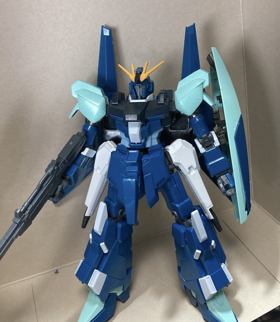 リガズィのジャンク持っていて、リゼル隊長機を積んでいたので、ちょうどいいのでHGでバンダイホビーサイトの公式作例を再現することにしました。ビームカノンはスペリオルガンダムから。肩は規格が合わなかったのでかなり手を加えてます。ビームライフルはデルタカイの余剰パーツから。