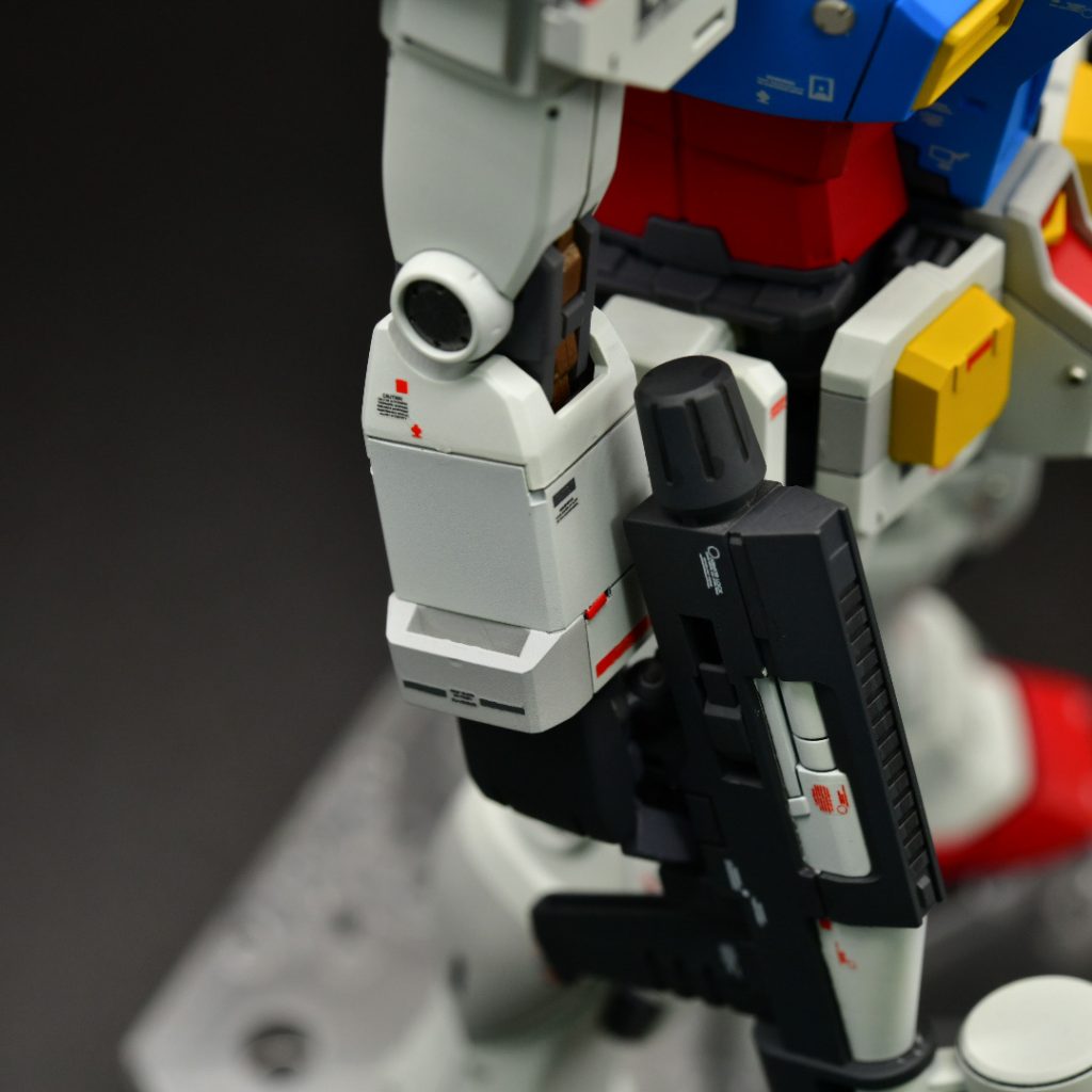 袖のアーマーは開口しています。スジボリを追加してレッドチップを貼りました。