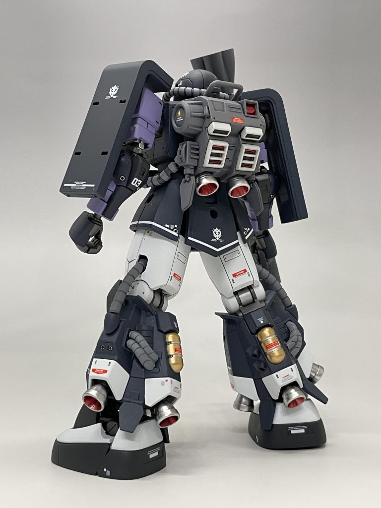 右側のシールドが、黒い三連星の3機に共通するシールドなので、機体判別用の番号は右側にしました。左側のシールドは、ガイア専用機で、予備弾倉マウント用なので、マーキングは控えめにしました。