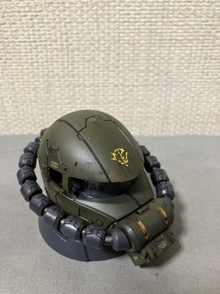 適当に市販のデカールを貼っています。