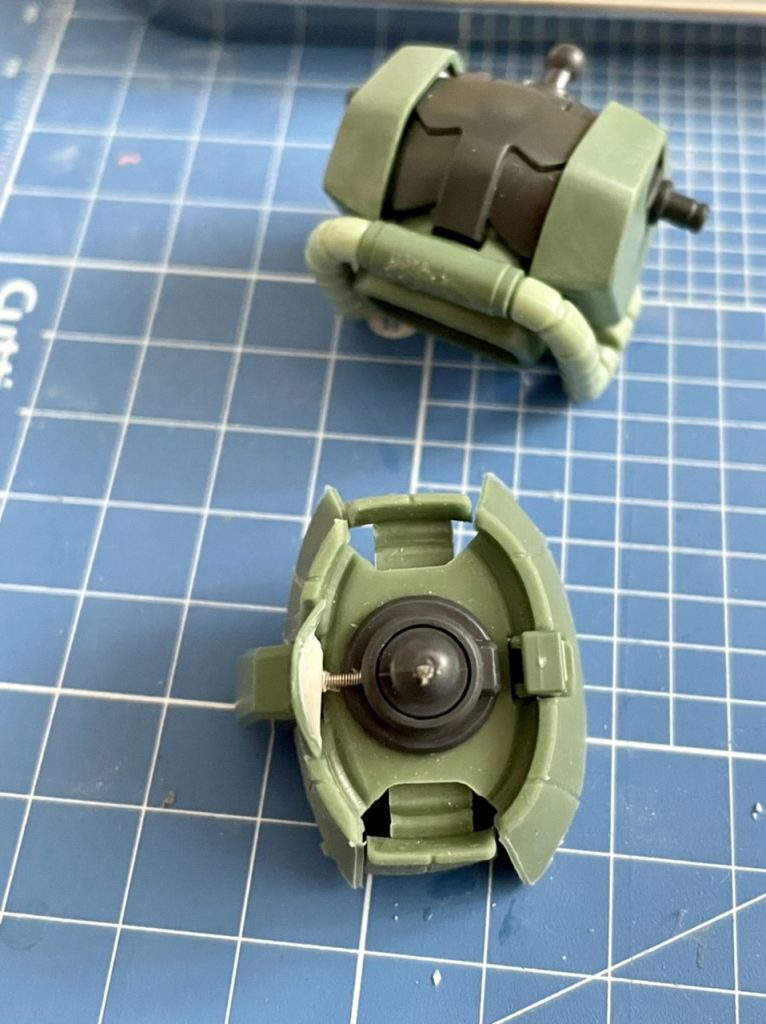 切り飛ばした腰中央のパーツは、可動の邪魔にならないようスプリングで接続。