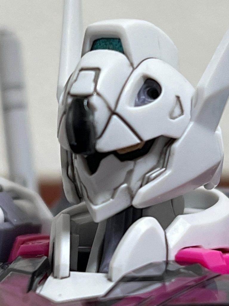 ガンダム系の目はほぼ必ずゴールドで塗装します。バルカンの周りは塗ってません。ピンバイスで少し削ってます。