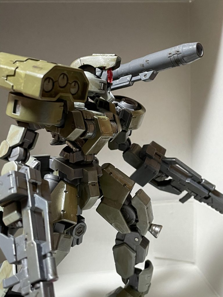 コンセプトは「陸戦高機動型中距離支援機」。ミサイルやらキャノン砲やら盛ってますし、軽量化ということで装甲をいくつか取っ払っています。目指すはボトムズ。