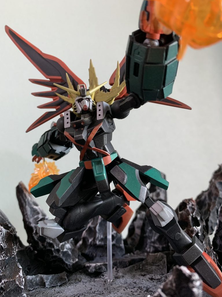 ベースのデスティニーガンダムはコレクションシリーズなのでほぼ可動しません。関節を移植しようかとも考えましたが、だったら最初からHGやRG使った方が早いので、下半身は切り刻んでほぼ固定ポーズで仕上げました。特徴的な手榴弾みたいな形の腕部は、プトレマイオスアームズを元にプラ板でディテールを作りました。