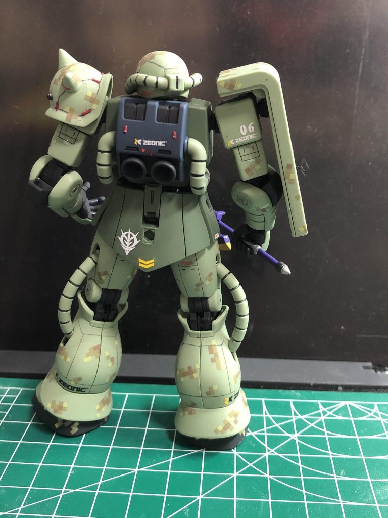 背面から。ジオニック社のマーク多めに貼ってみました。脚部のスジボリは全て新規で彫りましたが、かなり上達しているような気がします。 ここまでご覧頂きありがとうございました。