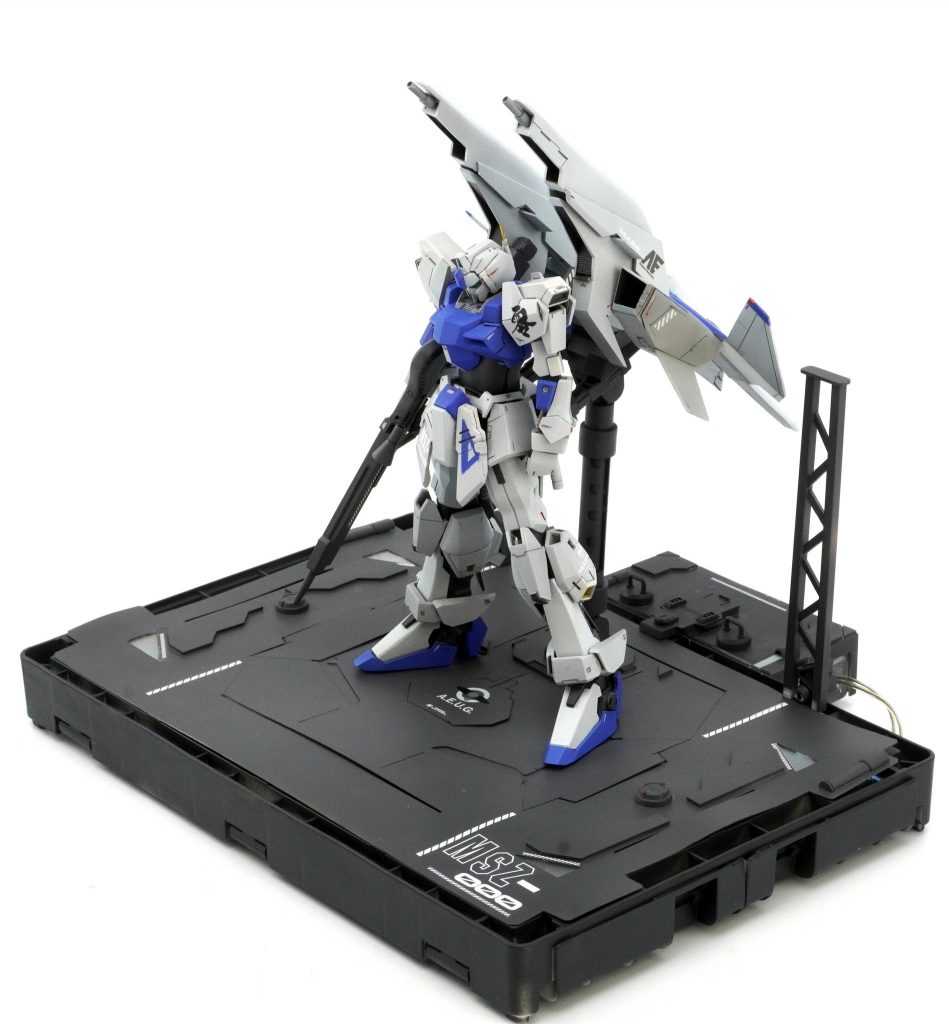 引きで台座には百均のコンテナとLEDユニットを使用。あとはそこら辺にあったジャンクパーツと電池ボックス隠すための箱組プラ板等で、お値段大体五百円程。若者に優しいワンコイン台座です( ˙꒳​˙ )