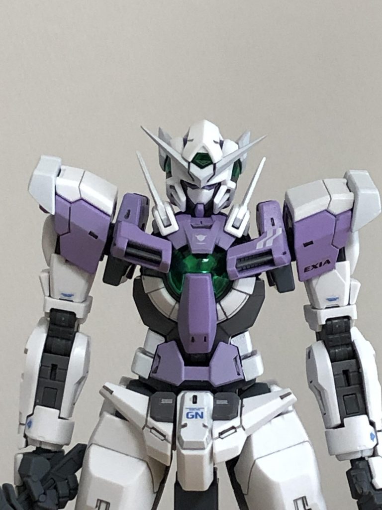 正面。デカールについては、左肩のみ「ガンダム00」用デカールで、それ以外は付属のリアルスティックデカールを使用。