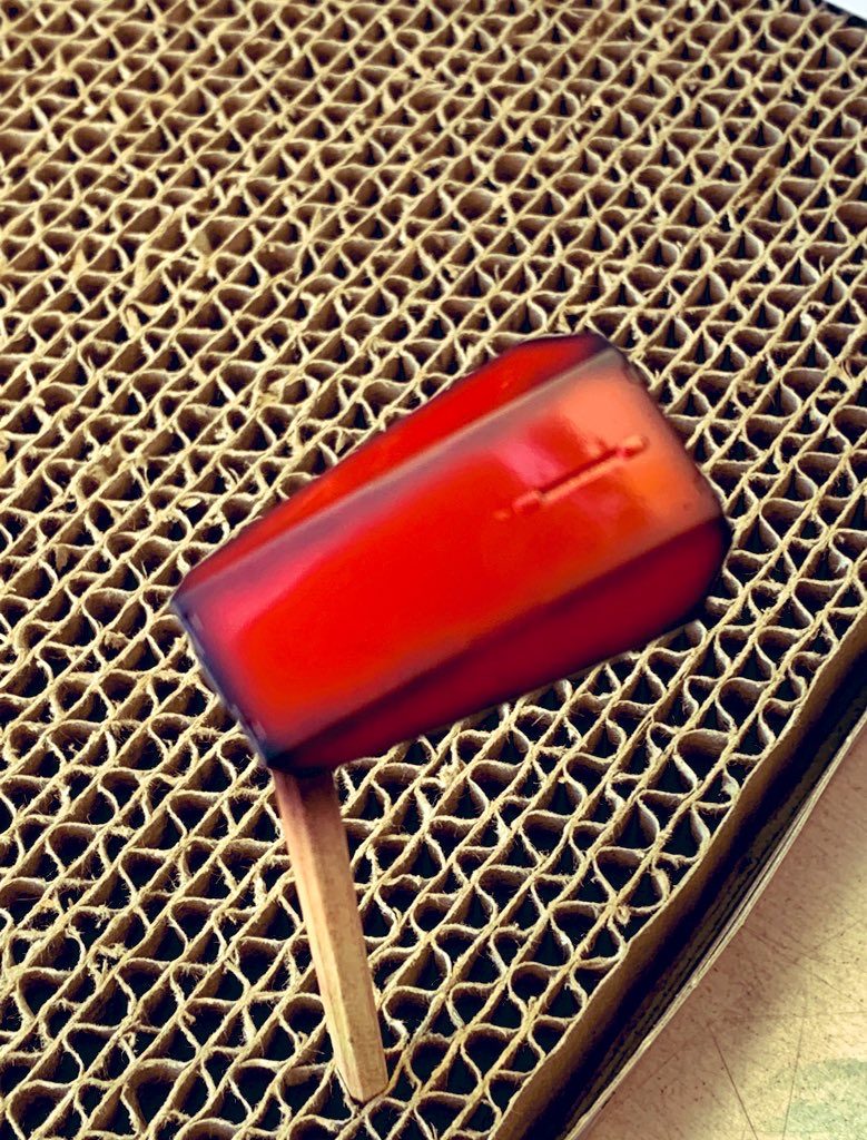 いつもグラデーション塗装で薄くなりがちなので、ベタ塗り後にエッジ部をシャドー塗りで