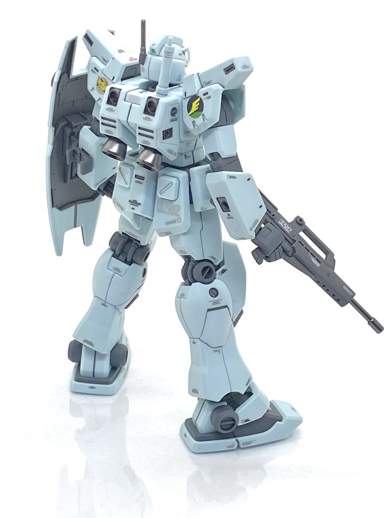 折角、頂いたジム・カスタムなので成型色仕上げながらも手抜きは無しで合わせ目は丁寧に消し、部分塗装はグレーでディテールを塗り、スラスターはメタリックで塗って質感を出し、内側はエナメルのクリアーレッドで塗り分けました。この辺りに出たジム系はどれも腕が長い気がしたので幅詰めするか？とかスジボリ入れるか？も考えましたが合わせ目を僅かにディテールにしただけで改造しなくてもキットの良さを最大限まで引き立てたと思います。