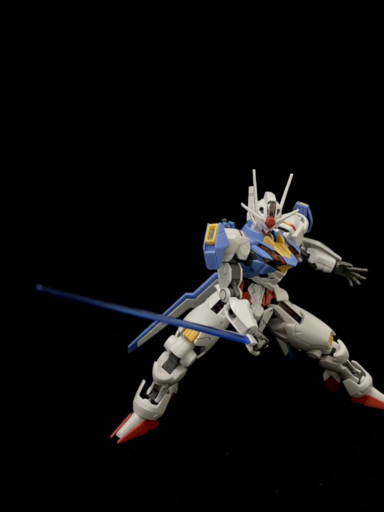 抜刀。キットだと青い刀身ですが、アニメだと緑っぽかったような?左手の平手はガンダム(Beyond Global版)からの流用です。