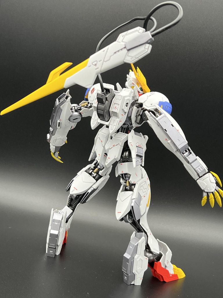 テイルブレードもプラ材で延長してよりシャープに。フレーム類はフレームメタリック1と2を使って塗り分けた後にシリンダーのみ金で塗った簡単仕上げ。