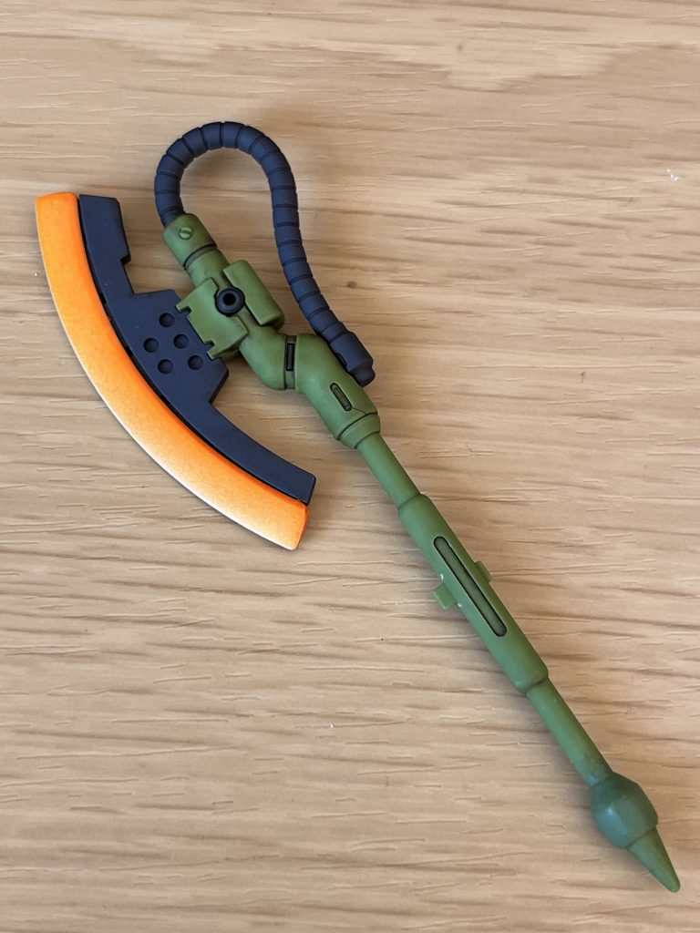 ヒートホークはシルバー地に蛍光カラーで塗装して、加熱状態を表現しました。当初、手持ちのアクリジョンを使ってエアブラシで塗装したのですが、塗料がうまくのらず何度もやり直す羽目になり、結局アクリジョンは諦めてラッカー塗料（クレオス）に切り替えました。塗装レシピは次の通り。下地:ホワイトサフ→ガンクローム→蛍光イエロー→蛍光オレンジ→蛍光ピンクまた、柄の部分の肉抜きはエポキシパテで埋め、部分塗装しました。ここの淡い色のグリーンの塗装レシピは次の通り（全てアクリジョン）。ルマングリーン、よもぎ色、カーキグリーンを4:3:3。よもぎ色は気持ち多めの配分でもいいかも。