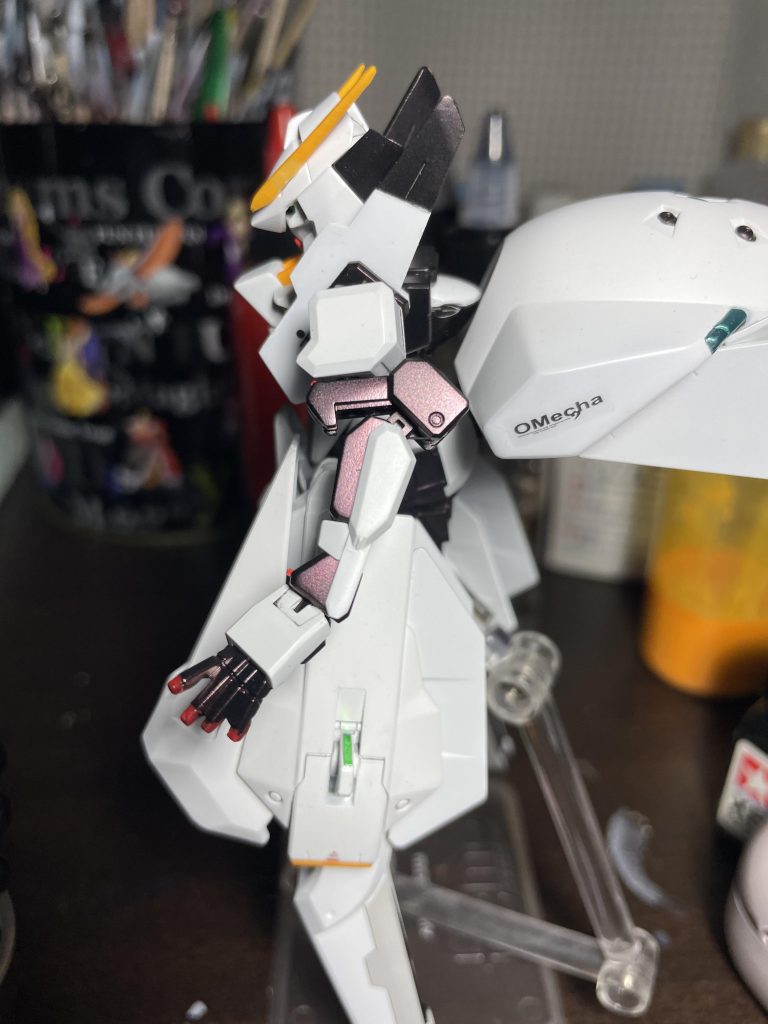 設定画像にあるような金属調の紫がかった黒を再現したつもりでしたが、実際に撮影してみるとほぼ黒になってしまったのが残念な点一応光の当て方次第では良い発色です