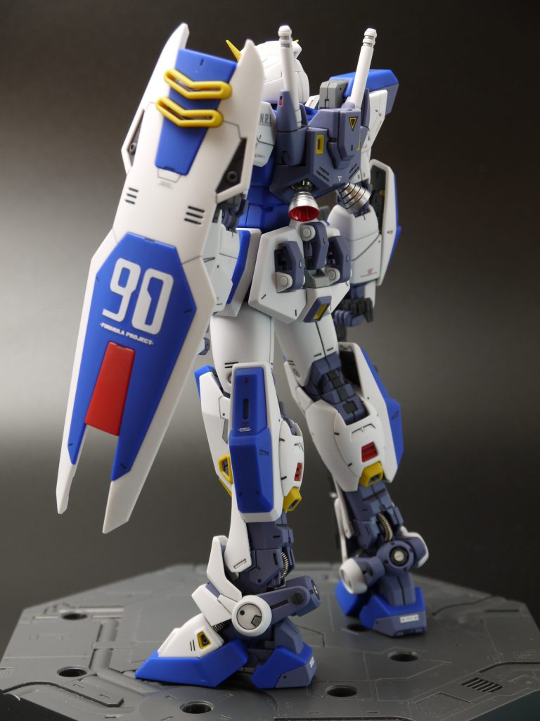 簡単フィニッシュではありますが、各部にスジボリを追加したり、ガラスチューブをスプリングに変えたり、スジボリで分割したパネルをグレーで塗装したり、色々と手を加えています。また、キットの「90」のフォントが好みではないので、別キットから貼り付けています。FAZZ用(かな?)の「6」をひっくり返して「9」として使っています。各部に付いている三角形のマークもあまり好きではないので、削除してスッキリ見えるようにしています。