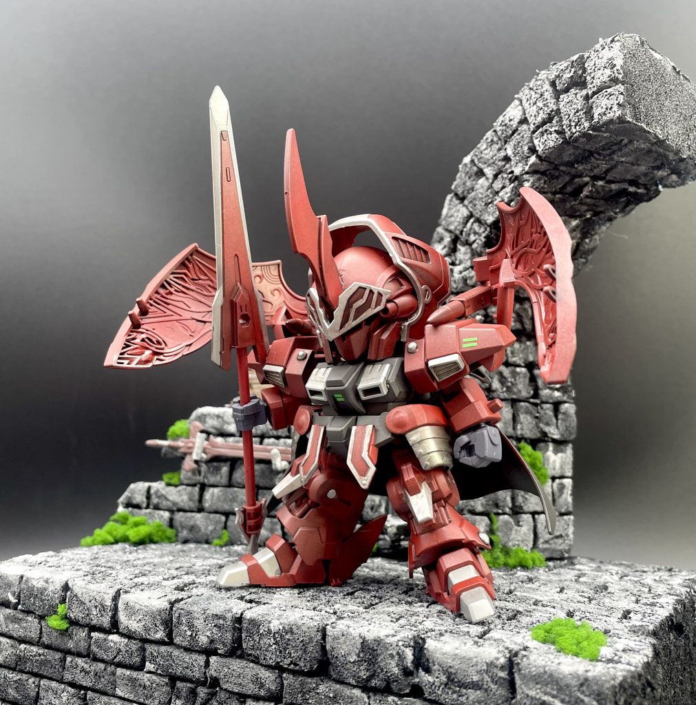 どこから来たのか何処へ行くのか、赤い事以外は本当に謎の騎士。両肩のシールドのような物と、ジャベリンが特徴です。