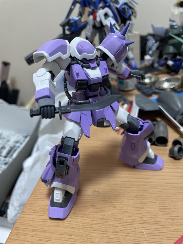 近接武器は若干取り回し重視ですが一本だと寂しいですね…w今回はパチ組ですが製作にあたり表面処理と筋彫りの練習をしてます。刃の部分は特に削り込みを行いエッジを効かせたのでカッコいい仕上がりです。