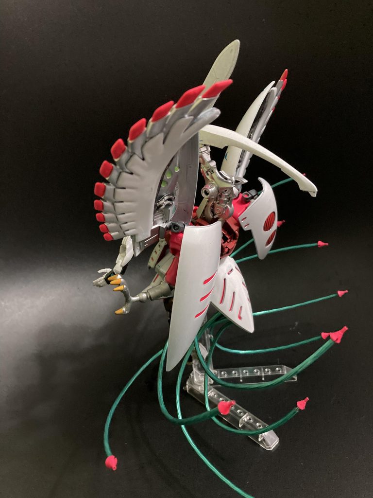 全体はクジャク、頭は鶏、あごは燕、頸は蛇、背は亀、尾は魚、