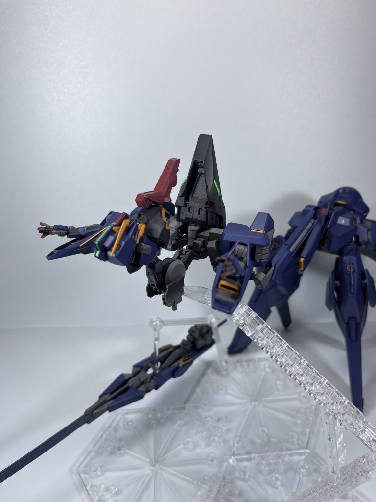 胴体を反転させて、肩ブロックをブースターポッド側に折りたたみます。