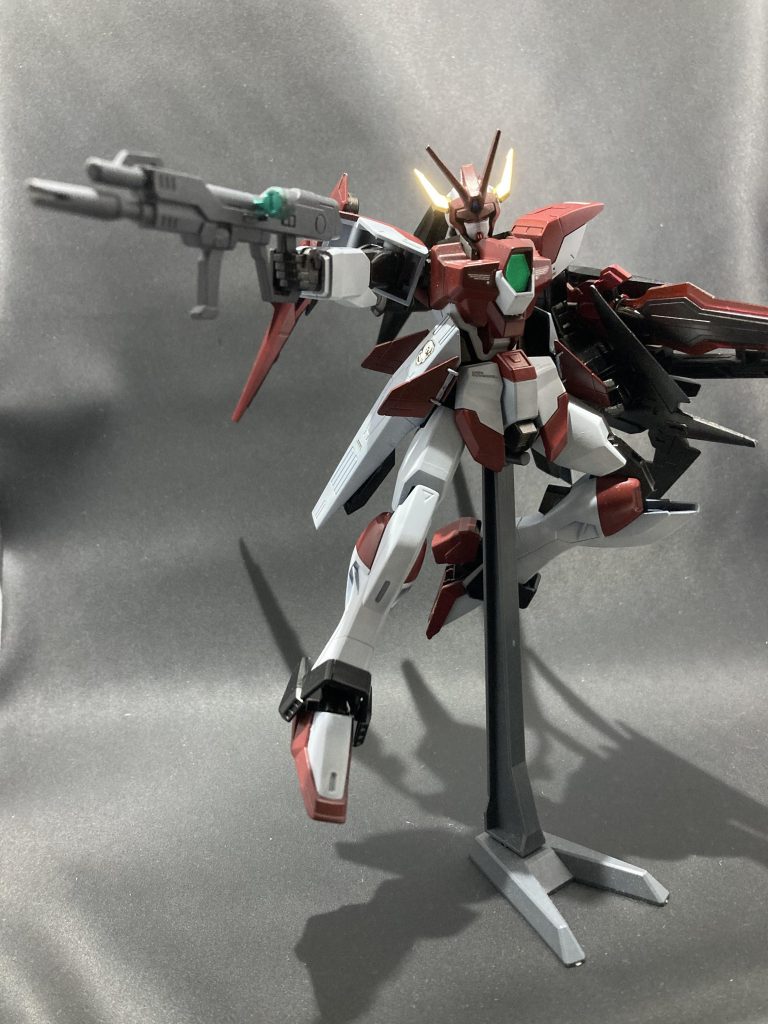 ポージングをしてパシャリ‼️ビームライフルを持たせて射撃の構え〜