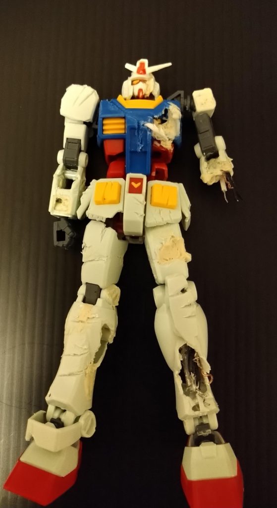 ニッパーにて爪痕再現したりダメージ部分作成したあとに、パテで肉体部分を意識して詰めていきました。左脇腹内臓はパテを細長く伸ばしてぐるぐる巻き直して大腸感再現しました(笑)