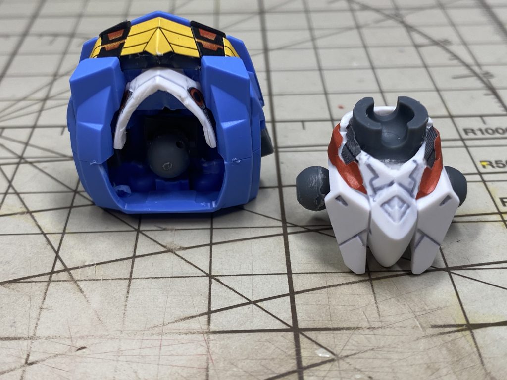 腹部です。Twitterでフォローさせてもらっている、ちぇりのわさんの作品を見て、真似させてもらいました。下腹部が胸部に入り込む事で短縮されています。