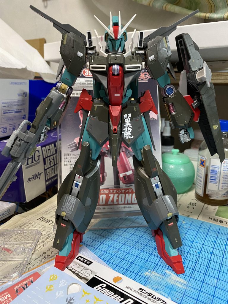 デカール貼り付け。付属のデカールを貼り付け左腰前の翼龍の字はエナメル塗料で描き描きリントヴルムを調べると羽の生えた龍、もしくは大蛇とあったので、翼の有る龍で翼龍と書きました。