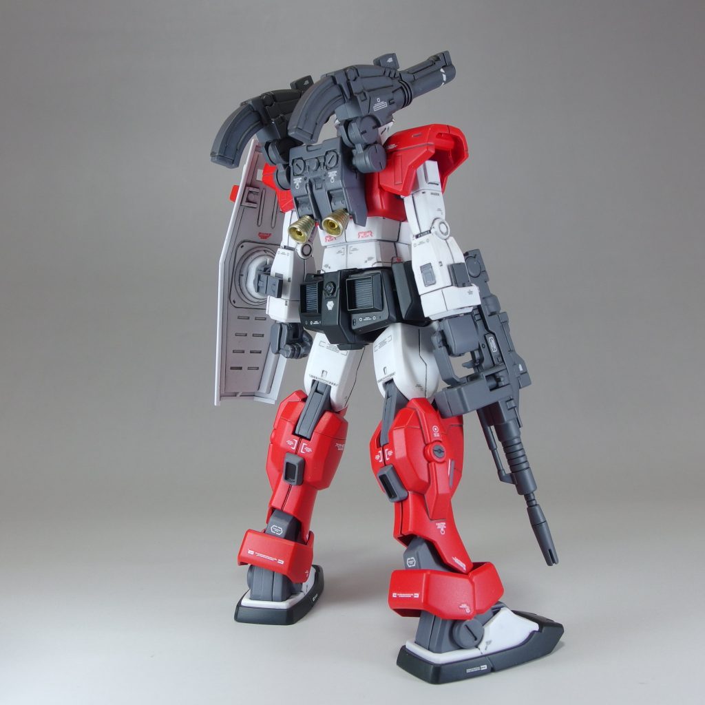 ビームライフルはガンダム初期型用なので、ジムにはちょっと大きいですね。