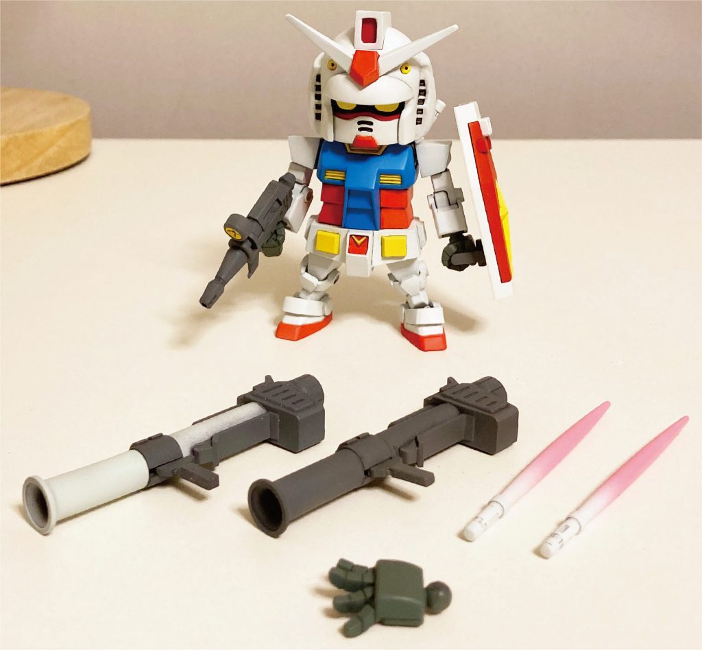 バズーカやライフル、シールドはBB戦士No.200のガンダムから持ってきて、サーベルはEXスタンダードから。左手の平手はシルエットブースターから持ってきてます。