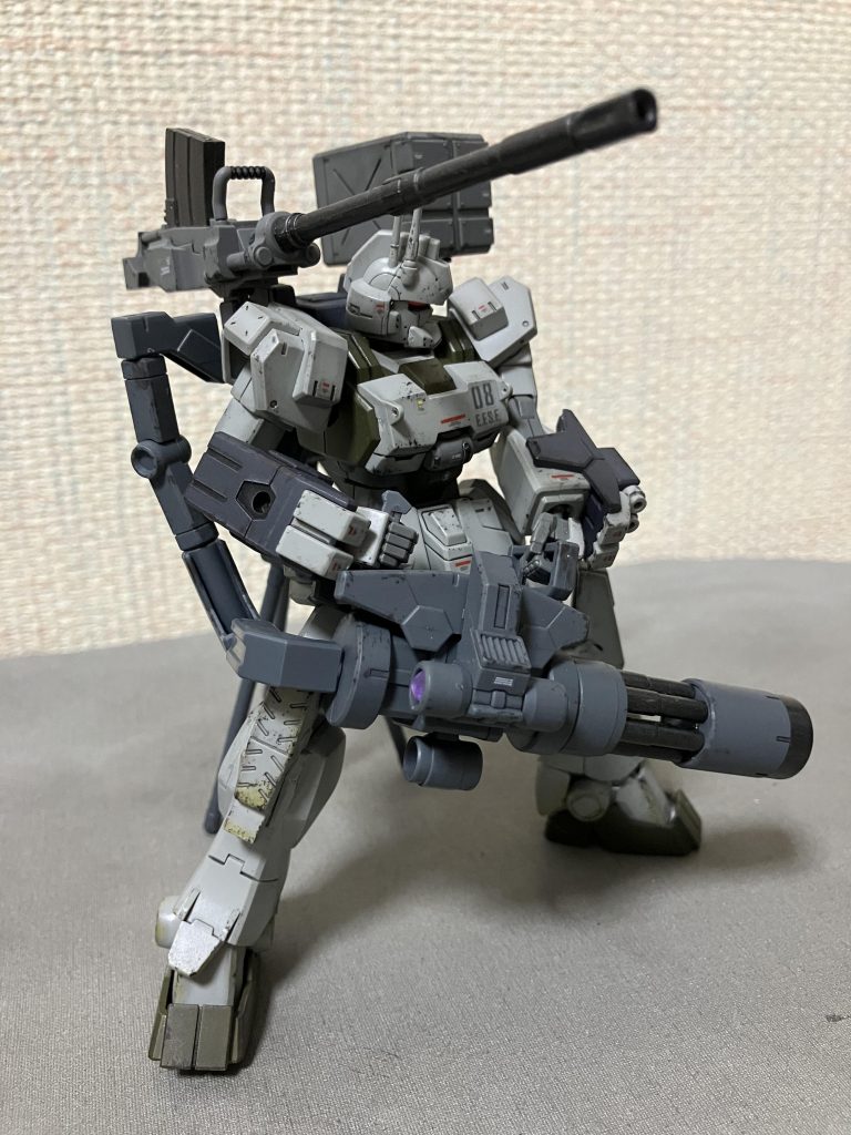 素組みの部分塗装仕上げですが、アゴが引けるよう首だけ延長しています。ビルドカスタムパーツのガトリング砲を持たせてみました。スコープのレンズは100均のデコレートシールです。